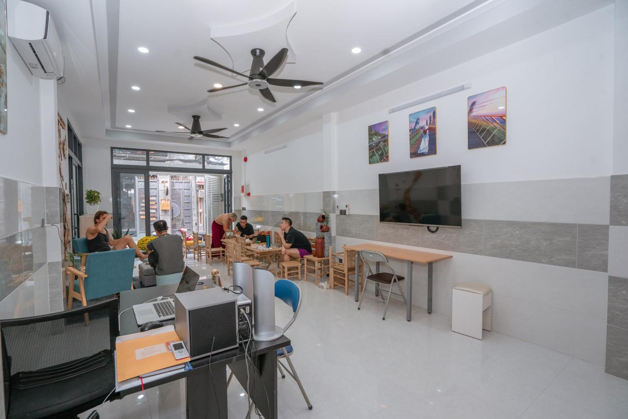 Hostel Aloha Saigon Premium By Local Travel Experts - Newly Opened, Less-touristy Location, Spacious Rooms, Glass Shower Bathroom, Free Breakfast & Walking Tour Ho Chi Minh City