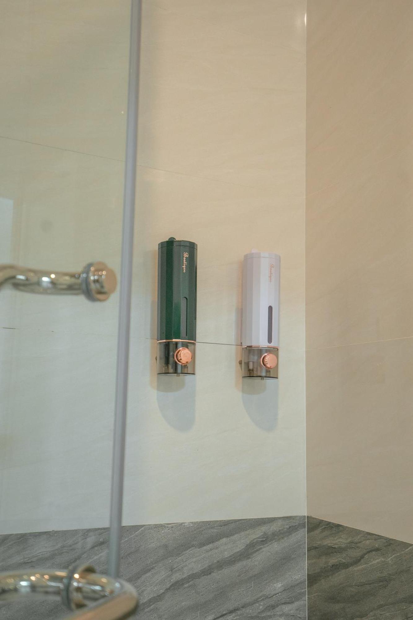Auberge de jeunesse Aloha Saigon Premium By Local Travel Experts - Newly Opened, Less-touristy Location, Spacious Rooms, Glass Shower Bathroom, Free Breakfast & Walking Tour *