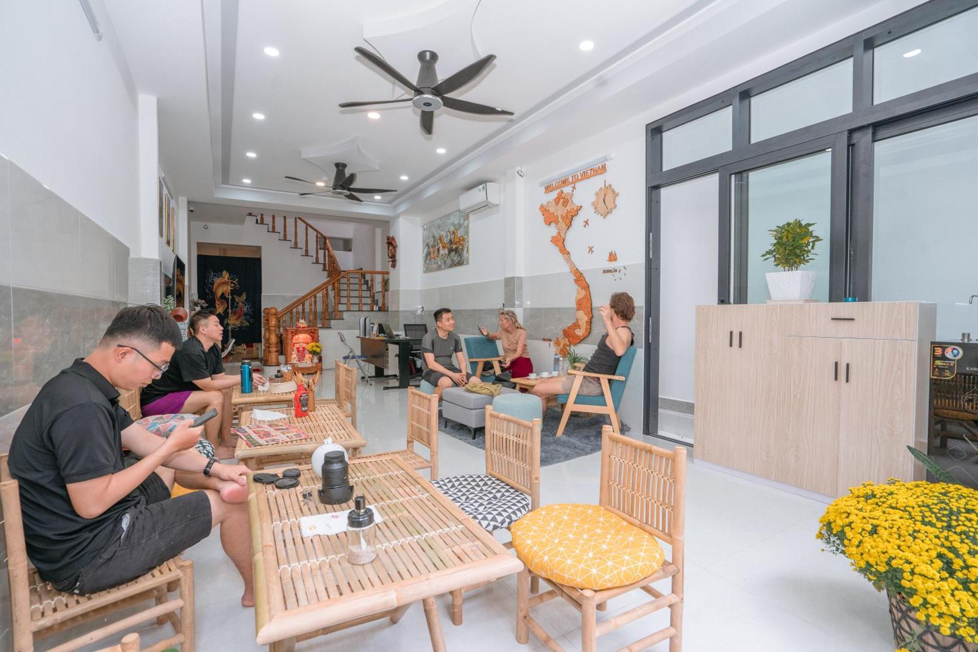 Auberge de jeunesse Aloha Saigon Premium By Local Travel Experts - Newly Opened, Less-touristy Location, Spacious Rooms, Glass Shower Bathroom, Free Breakfast & Walking Tour *