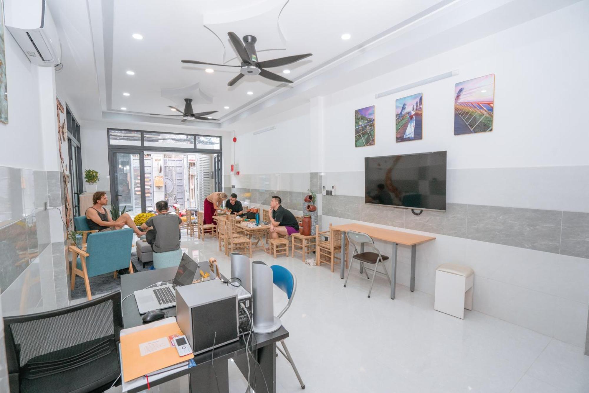 Auberge de jeunesse Aloha Saigon Premium By Local Travel Experts - Newly Opened, Less-touristy Location, Spacious Rooms, Glass Shower Bathroom, Free Breakfast & Walking Tour *