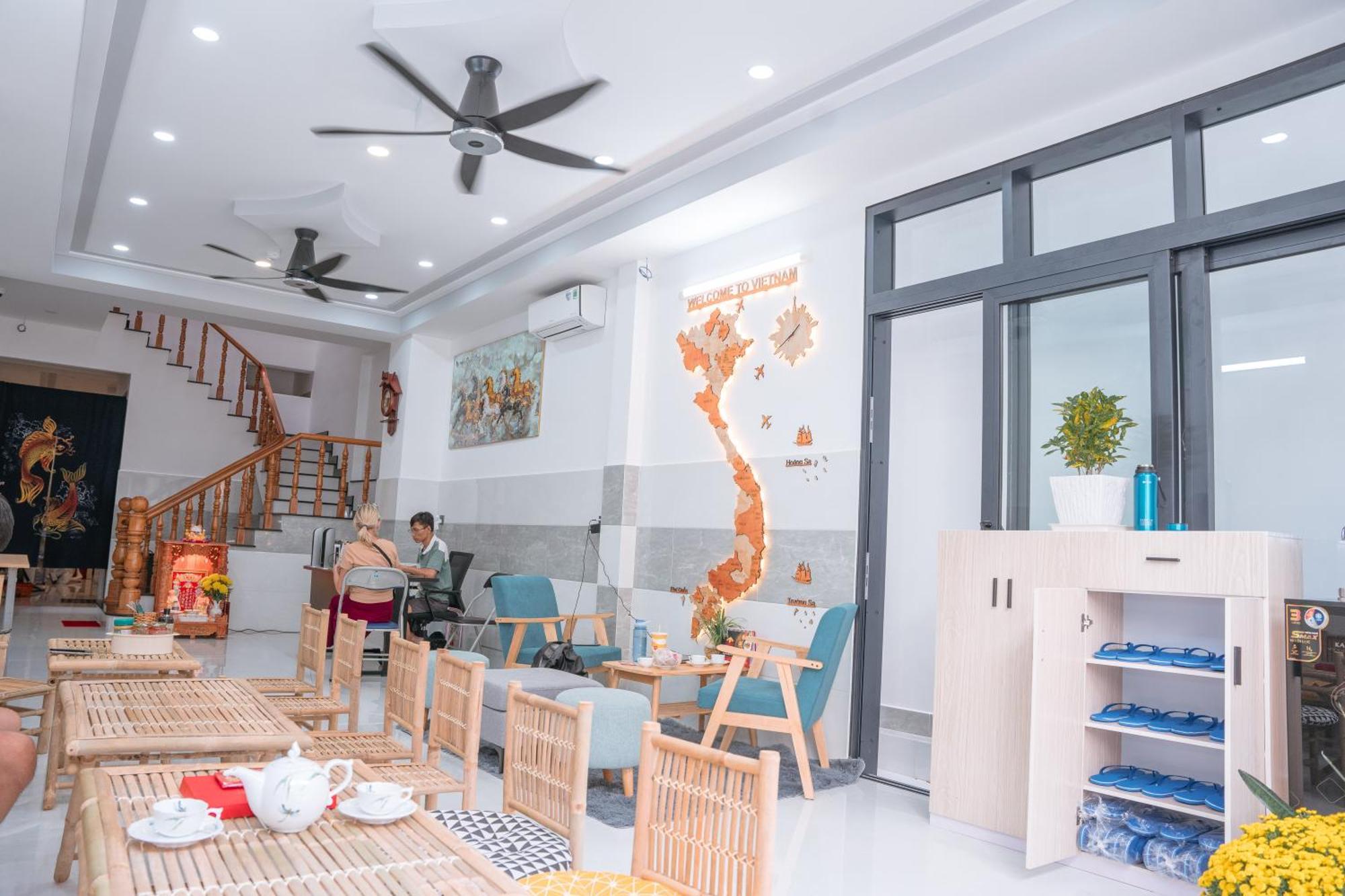 Auberge de jeunesse Aloha Saigon Premium By Local Travel Experts - Newly Opened, Less-touristy Location, Spacious Rooms, Glass Shower Bathroom, Free Breakfast & Walking Tour