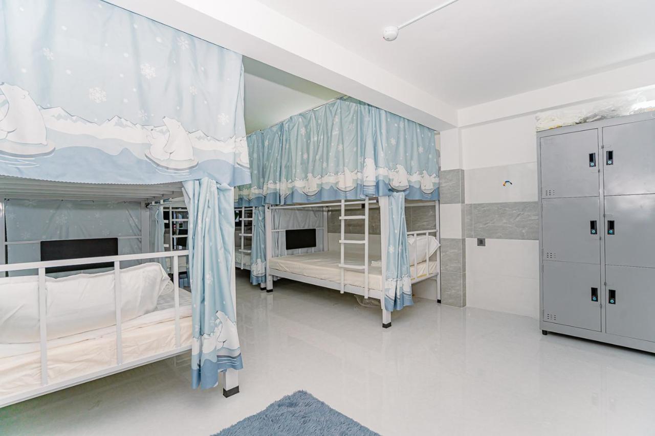 Hostel Aloha Saigon Premium By Local Travel Experts - Newly Opened, Less-touristy Location, Spacious Rooms, Glass Shower Bathroom, Free Breakfast & Walking Tour